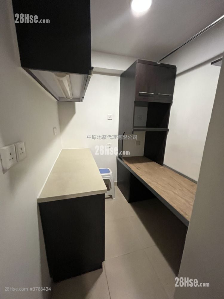 Dragon Inn Court Rental 5+ Bedrooms , 3 Bathrooms 970 ft²