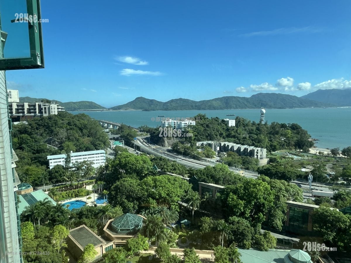 Palatial Coast Rental 4 Bedrooms , 3 Bathrooms 1,213 ft²