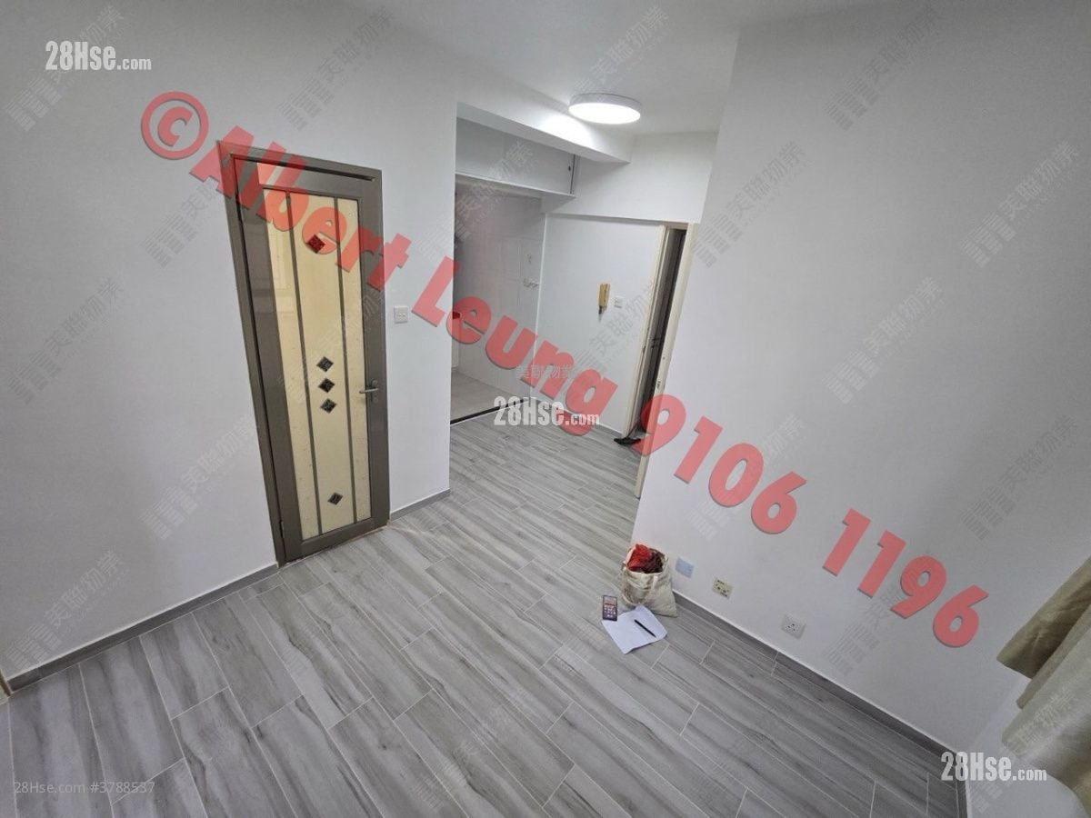 Wai Wah Centre Sell 2 Bedrooms , 1 Bathroom 358 ft²