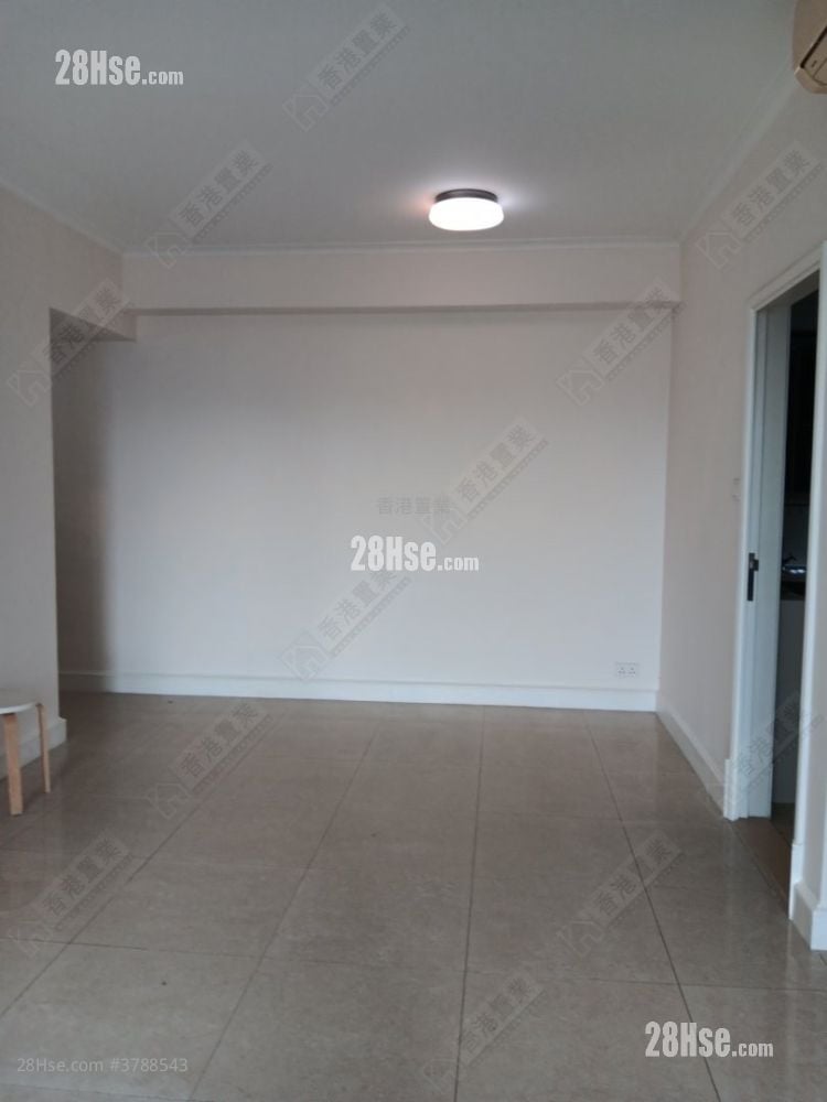 首都 租盘 4 房 , 2 浴室 840 平方尺