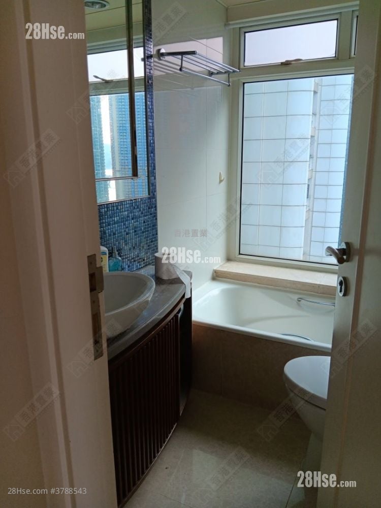 首都 租盘 4 房 , 2 浴室 840 平方尺