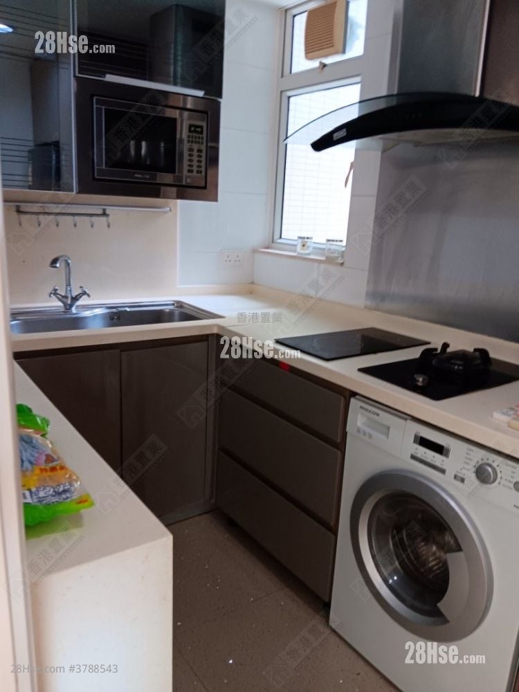 首都 租盘 4 房 , 2 浴室 840 平方尺