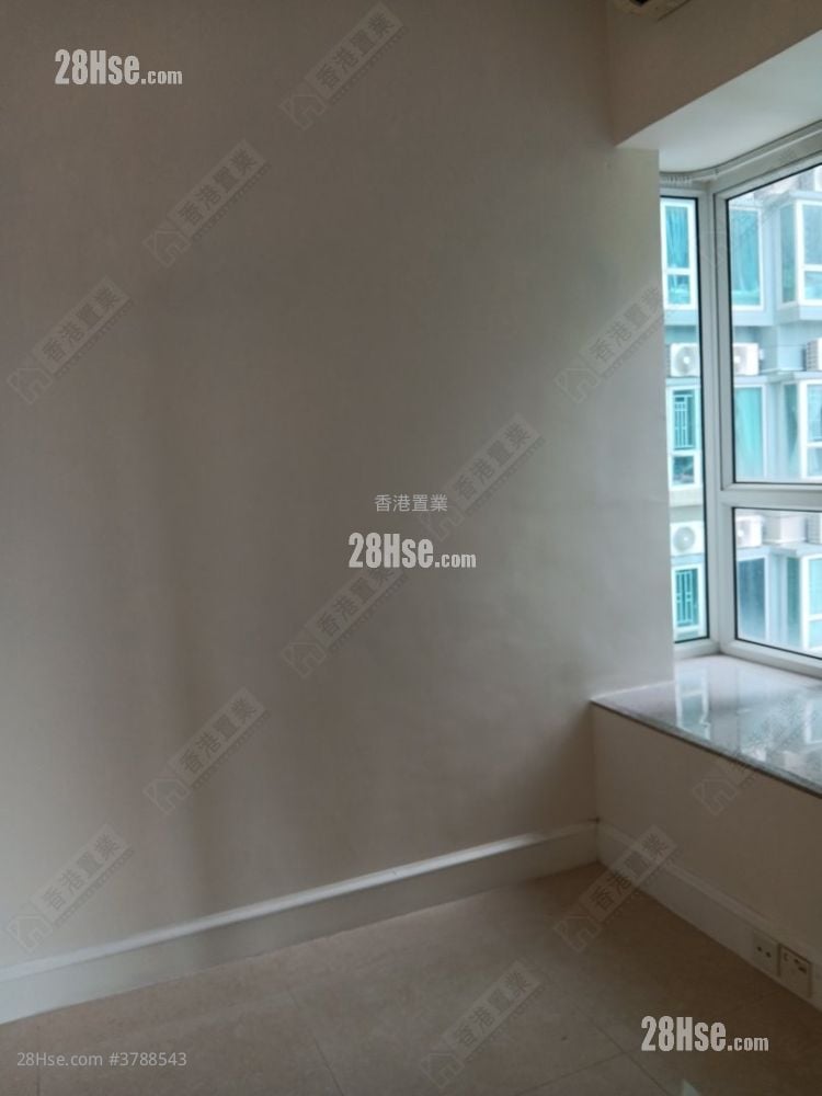 首都 租盘 4 房 , 2 浴室 840 平方尺