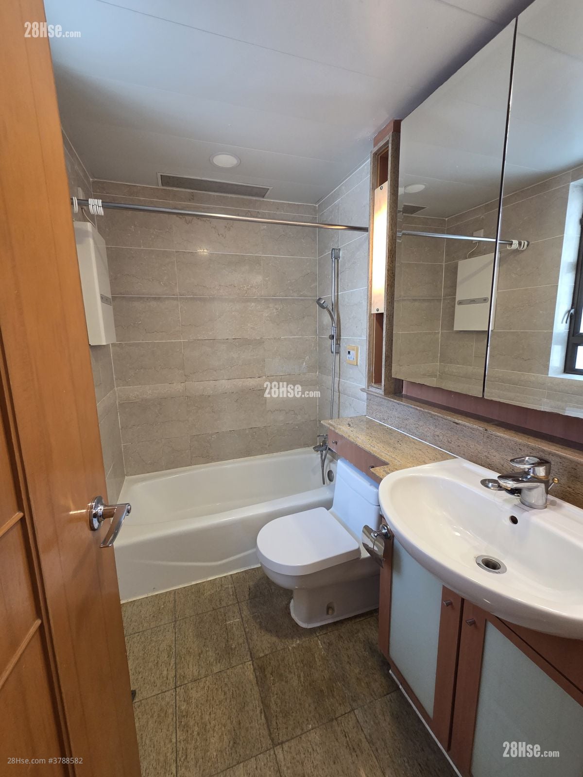 Royal Peninsula Rental 2 Bedrooms , 1 Bathroom 558 ft²