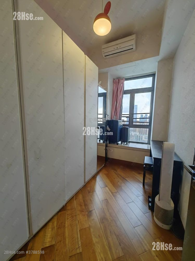 Ultima Sell 1,247 ft²