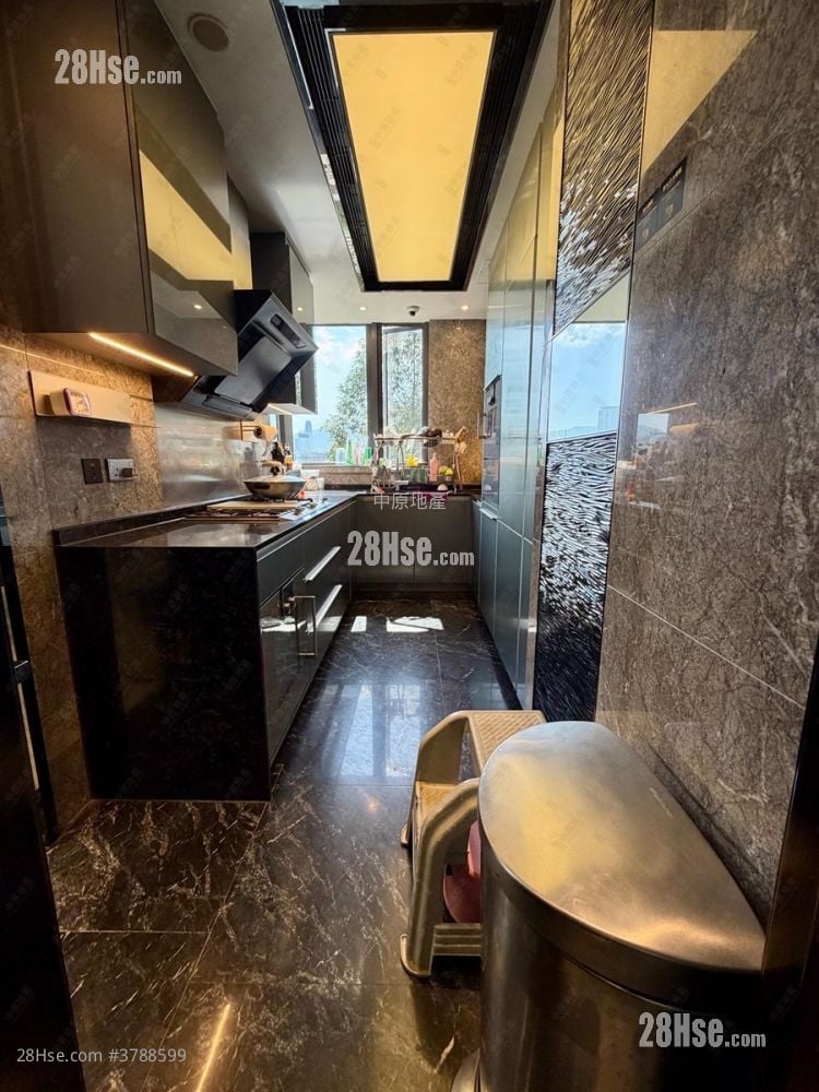 Ultima Sell 2,019 ft²