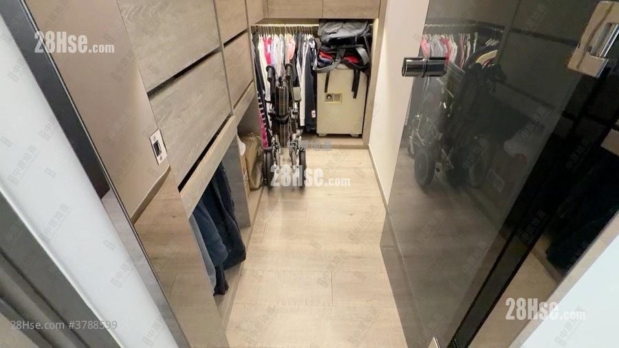 Ultima Sell 2,019 ft²