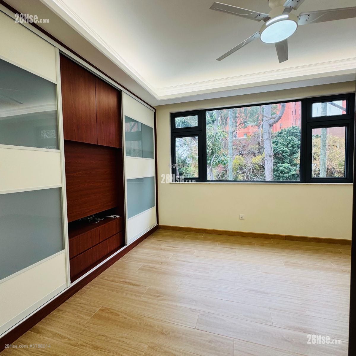 蒙地卡罗别墅 售盘 5+ 房 , 4 浴室 2,044 平方尺