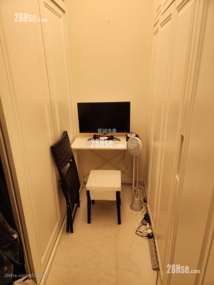 The Hillgrove Sell 861 ft²