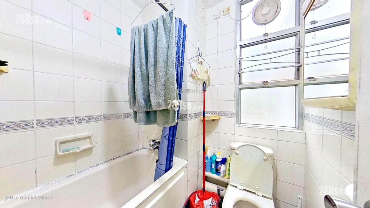 浴室: 嘉强苑 售盘 3 房 , 1 浴室 645 平方尺