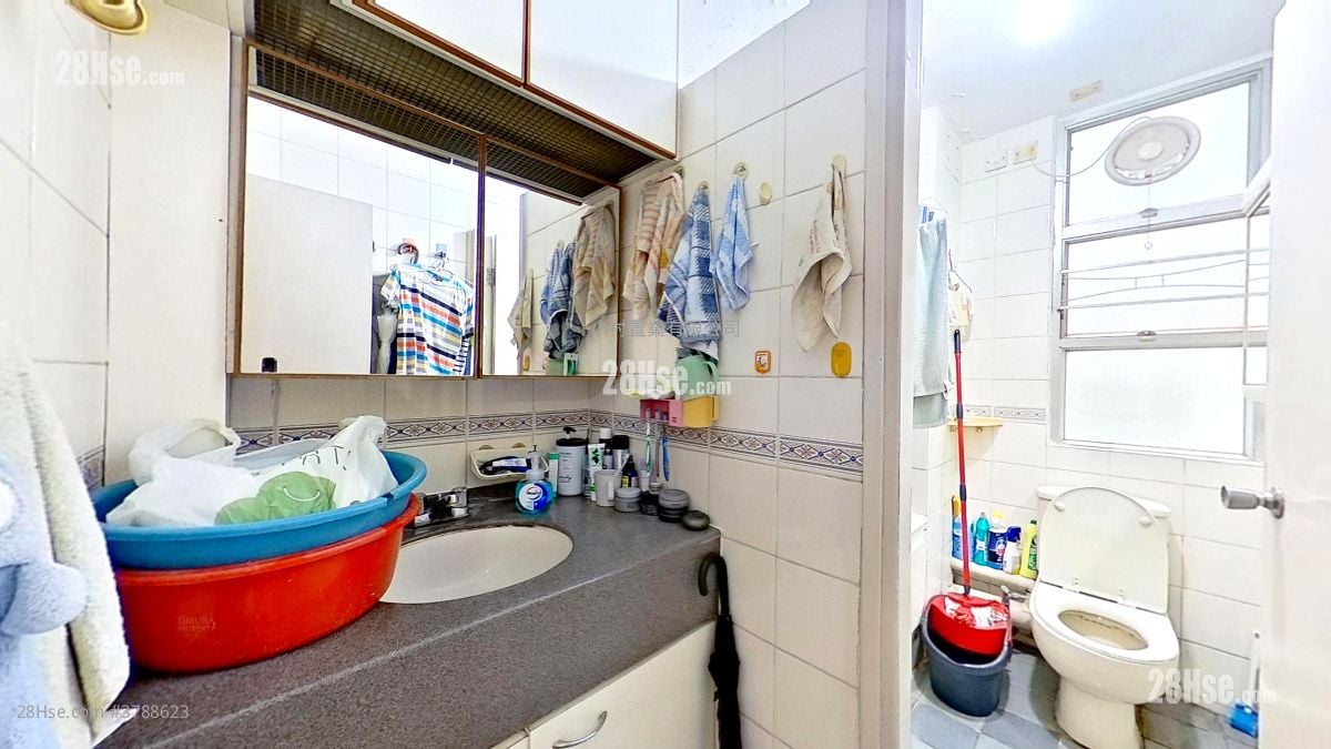 浴室: 嘉强苑 售盘 3 房 , 1 浴室 645 平方尺