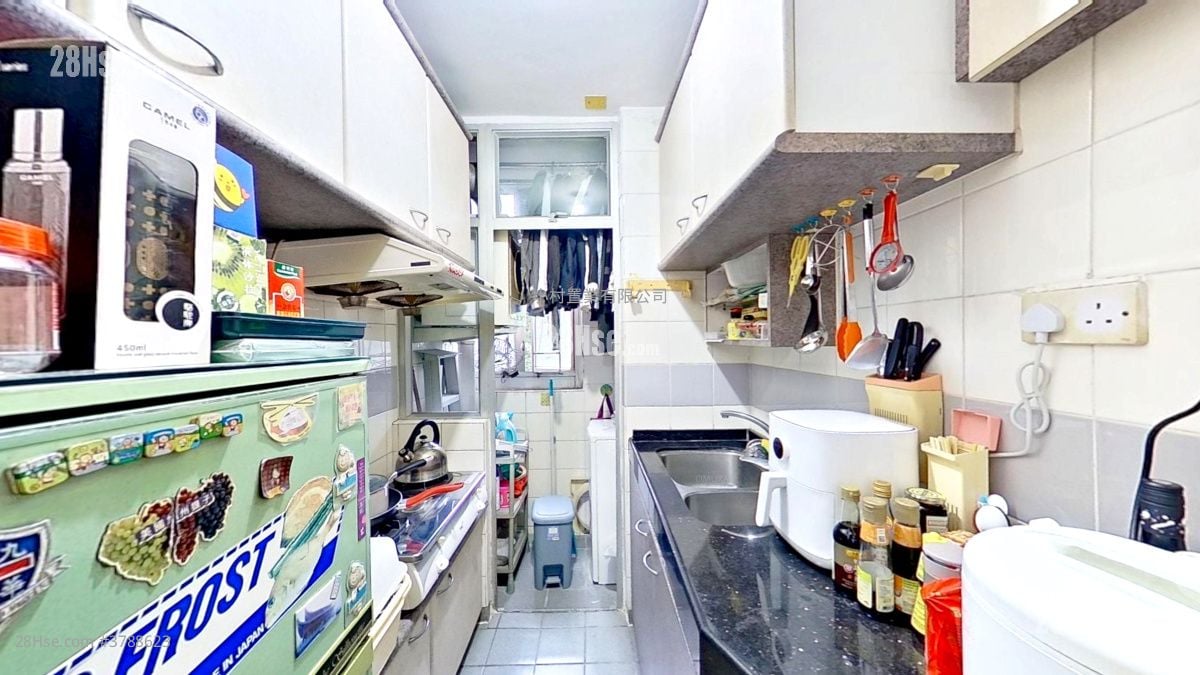 厨房: 嘉强苑 售盘 3 房 , 1 浴室 645 平方尺