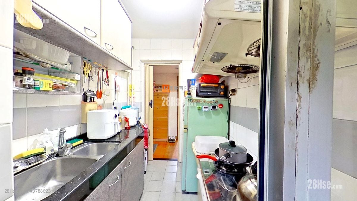 厨房: 嘉强苑 售盘 3 房 , 1 浴室 645 平方尺