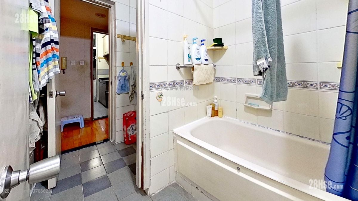 浴室: 嘉强苑 售盘 3 房 , 1 浴室 645 平方尺
