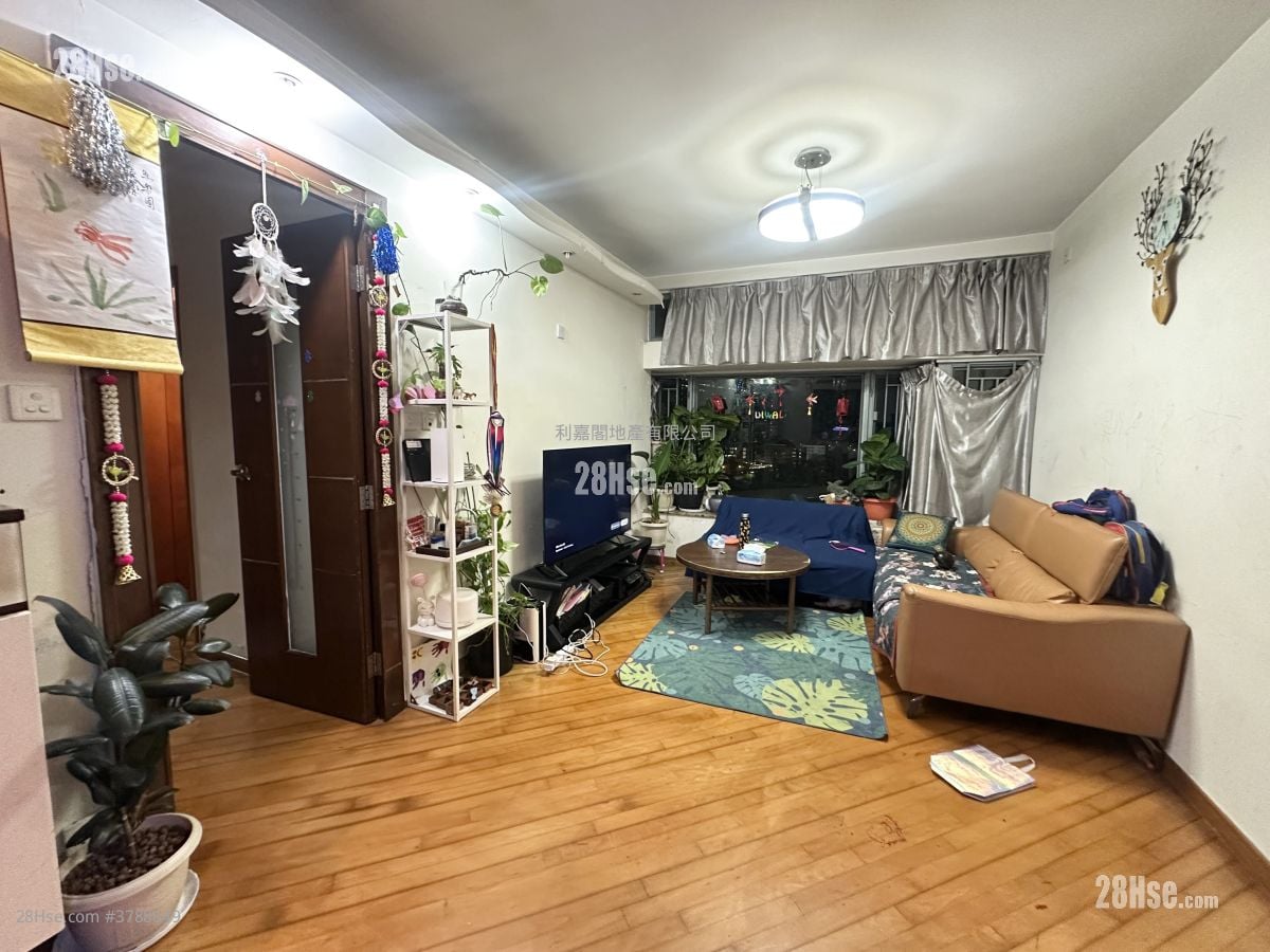Tung Chung Crescent Sell 3 Bedrooms , 2 Bathrooms 772 ft²