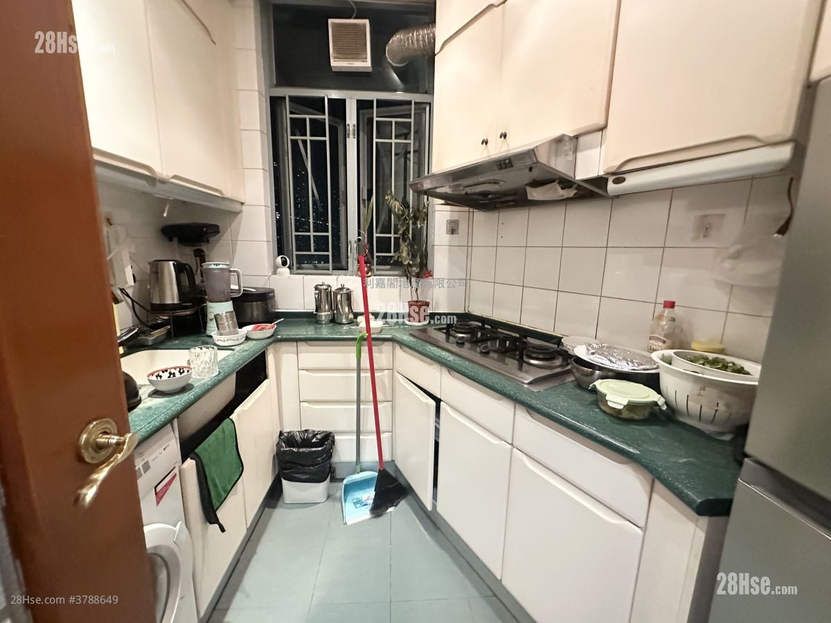 Tung Chung Crescent Sell 3 Bedrooms , 2 Bathrooms 772 ft²