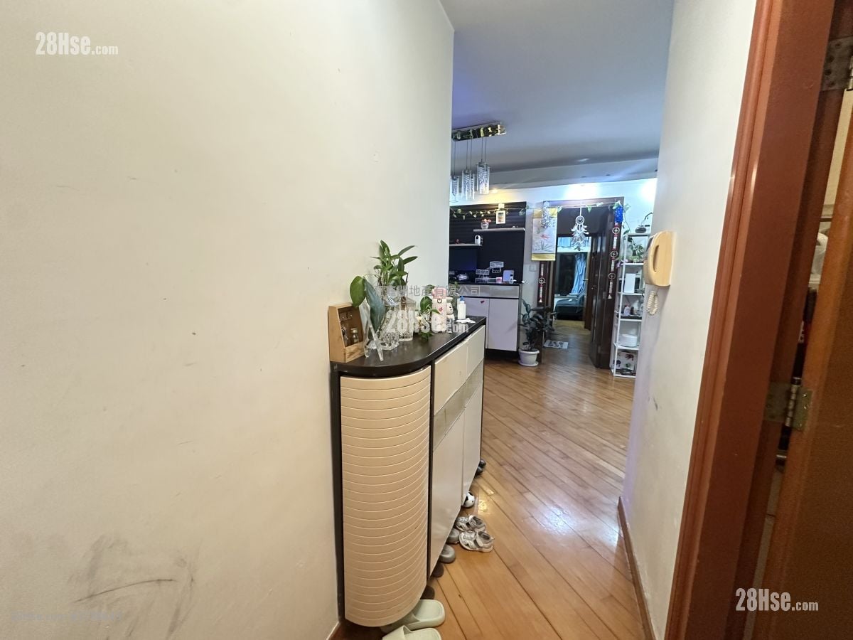 Tung Chung Crescent Sell 3 Bedrooms , 2 Bathrooms 772 ft²