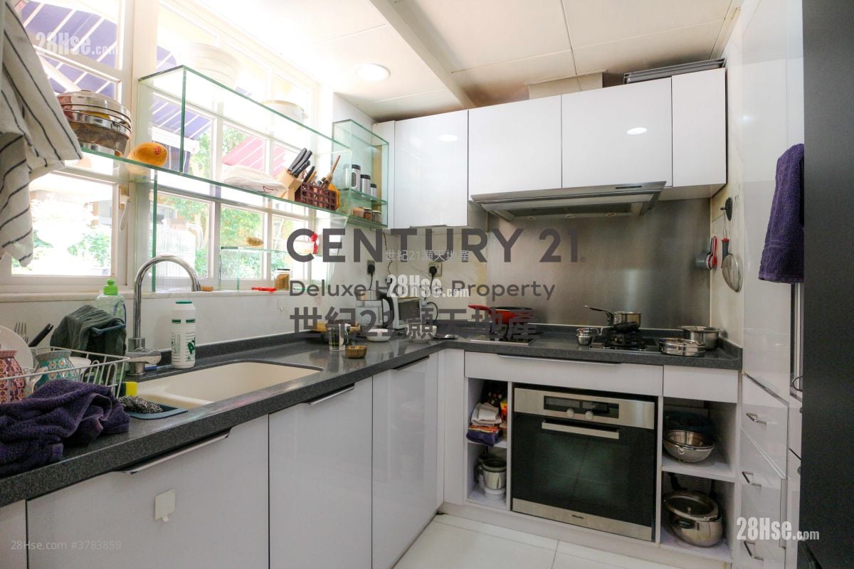 The Beverly Hills Rental 4 Bedrooms , 2 Bathrooms 1,606 ft²