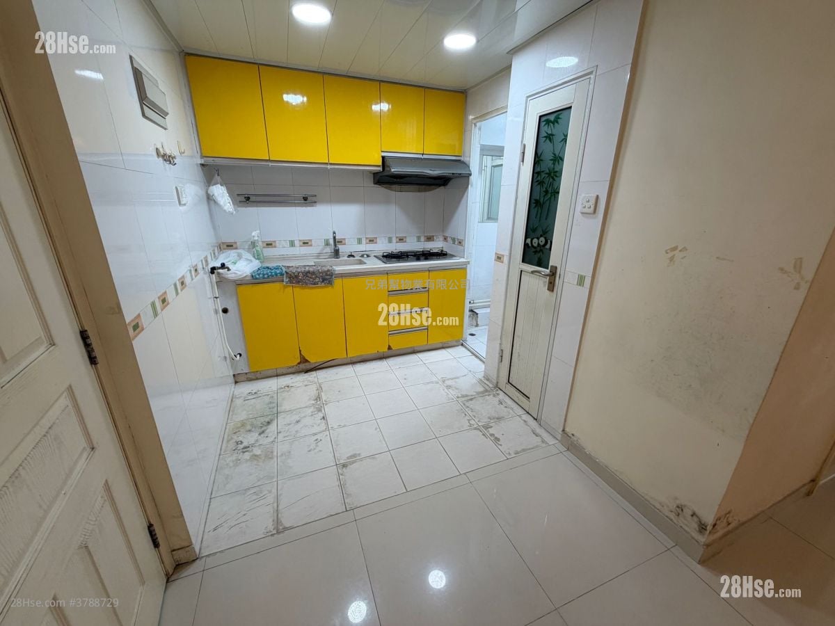 Chung Nga Court Sell 3 Bedrooms , 1 Bathroom 531 ft²
