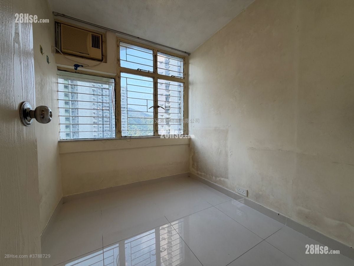 Chung Nga Court Sell 3 Bedrooms , 1 Bathroom 531 ft²