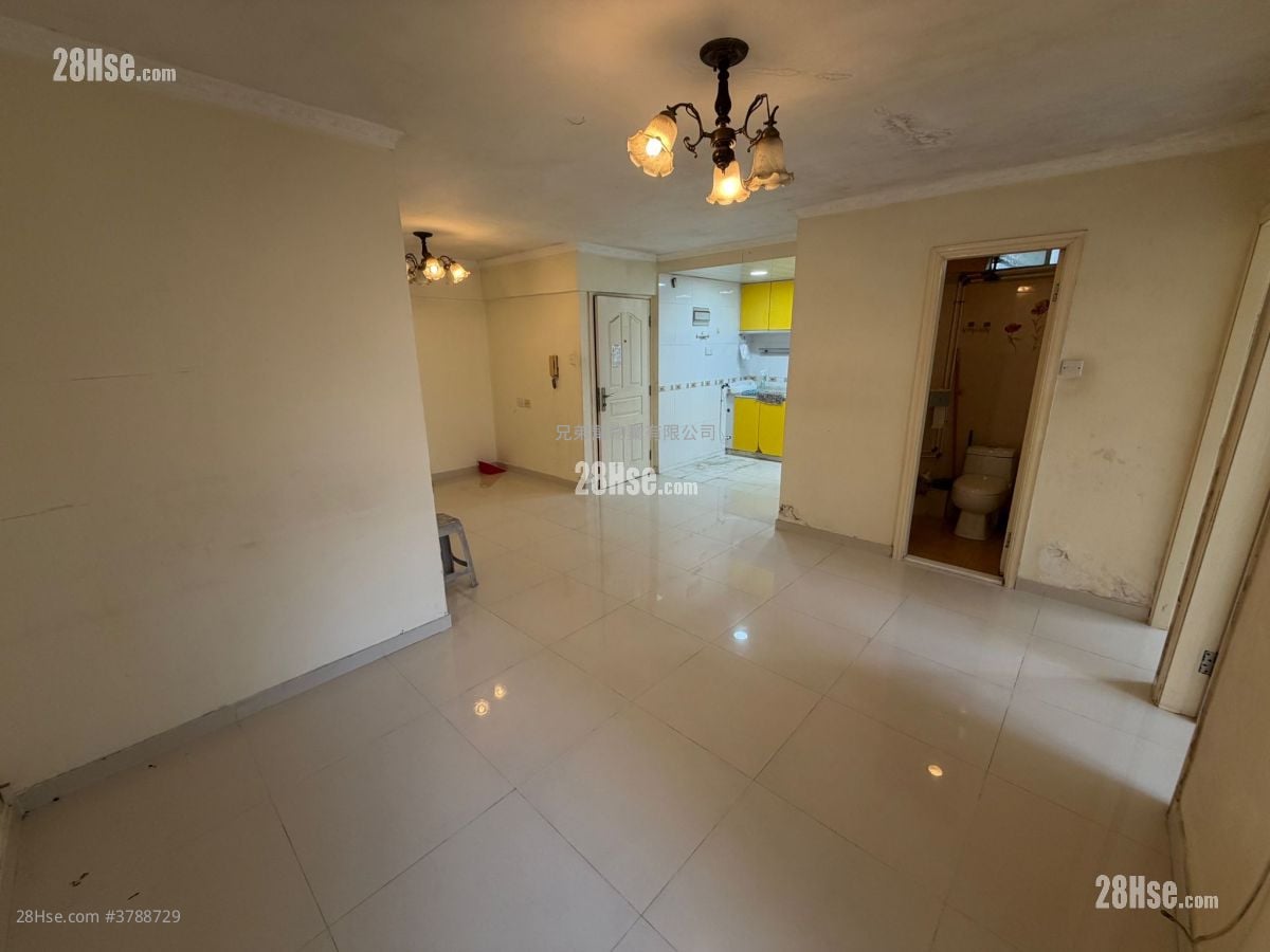 Chung Nga Court Sell 3 Bedrooms , 1 Bathroom 531 ft²