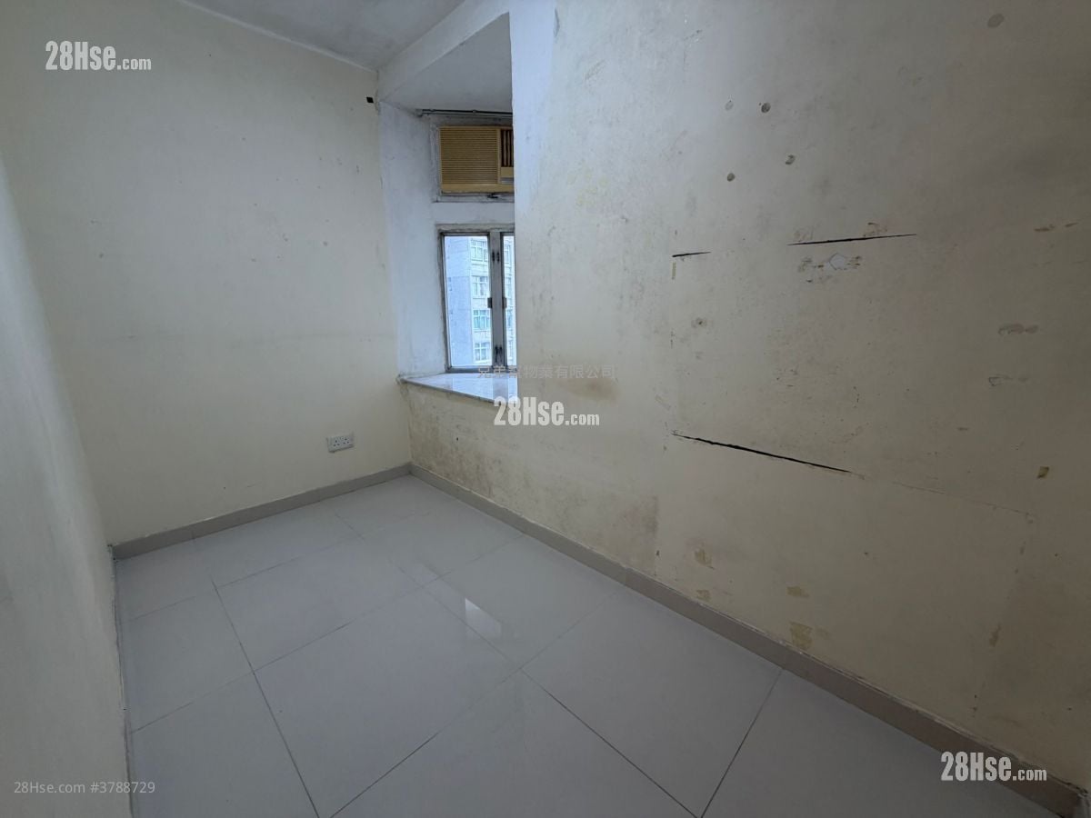 Chung Nga Court Sell 3 Bedrooms , 1 Bathroom 531 ft²
