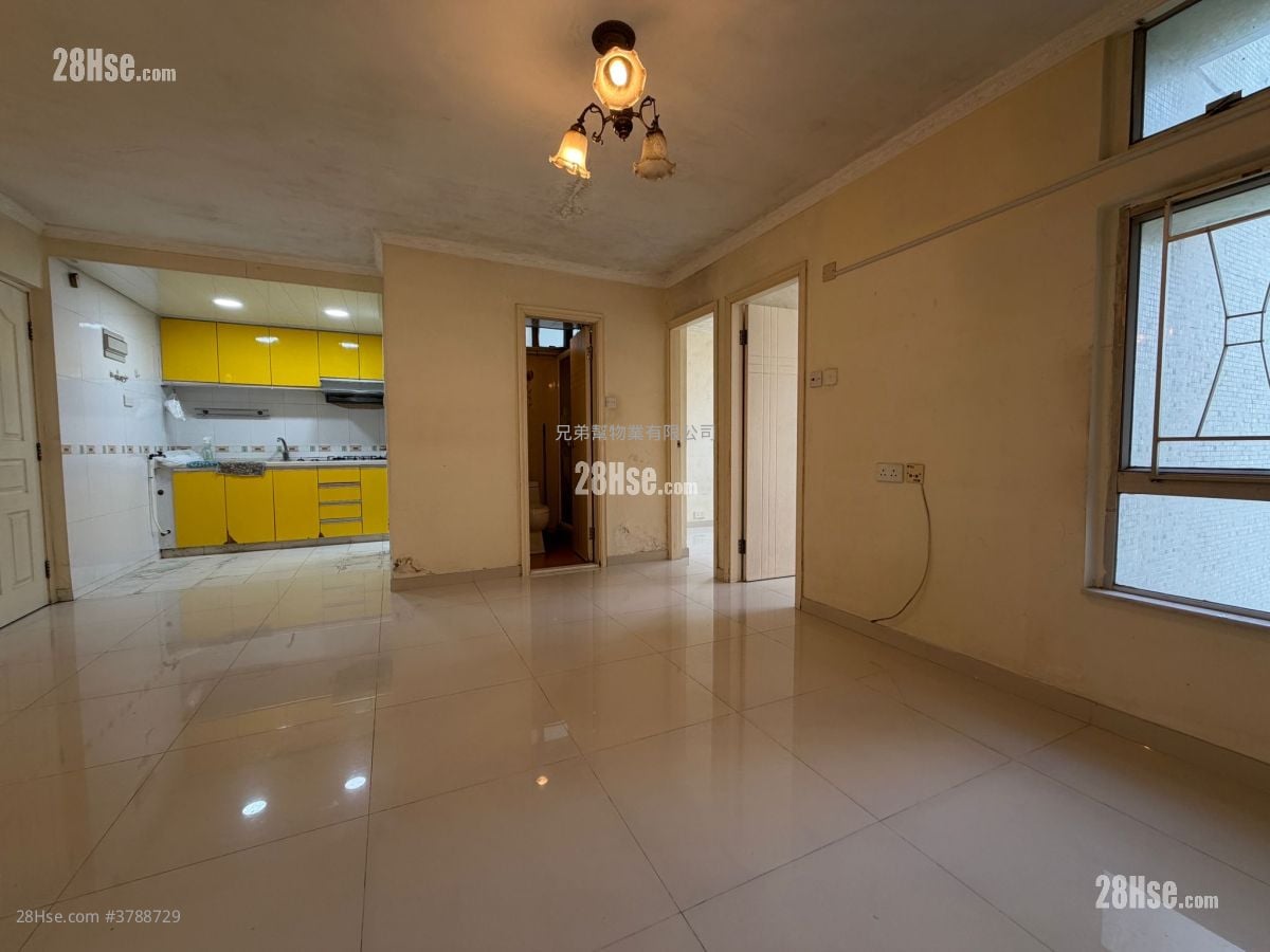 Chung Nga Court Sell 3 Bedrooms , 1 Bathroom 531 ft²