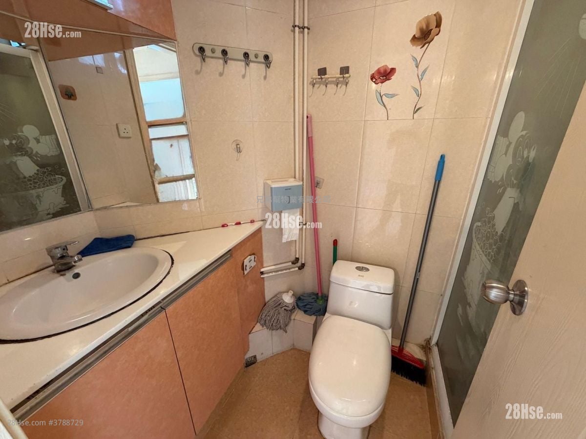 Chung Nga Court Sell 3 Bedrooms , 1 Bathroom 531 ft²