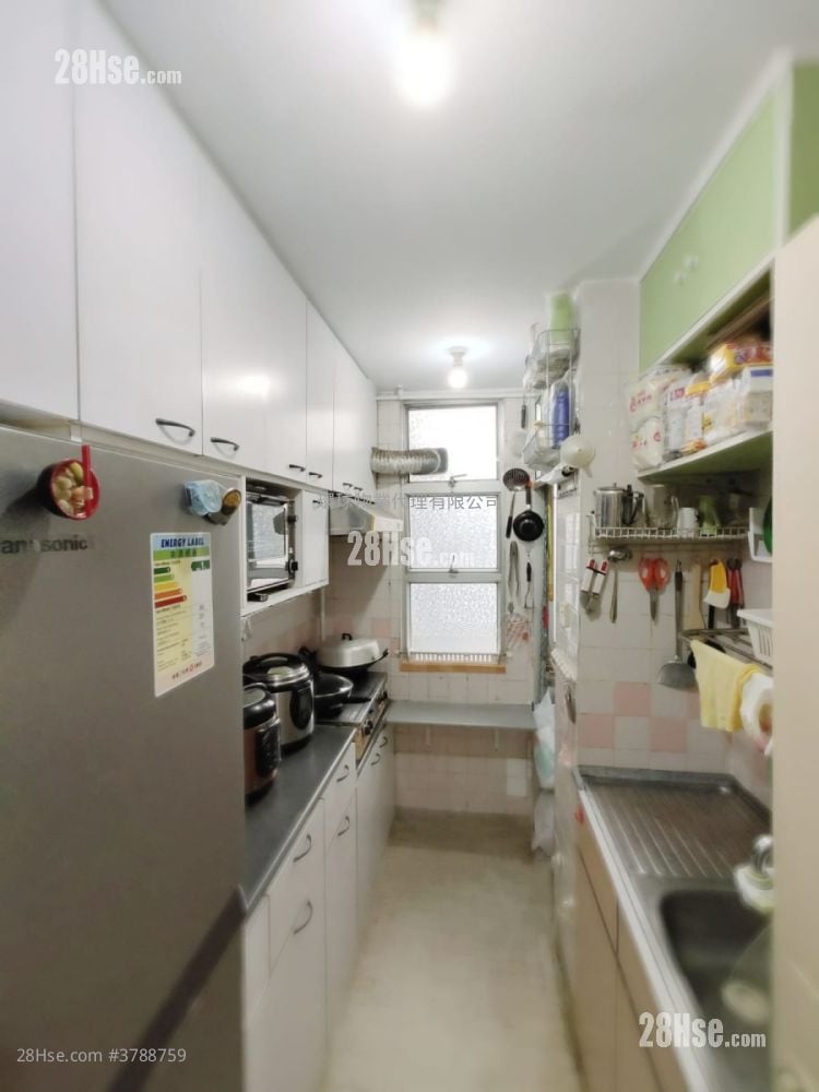 Yan Ming Court Sell 3 Bedrooms , 1 Bathroom 554 ft²