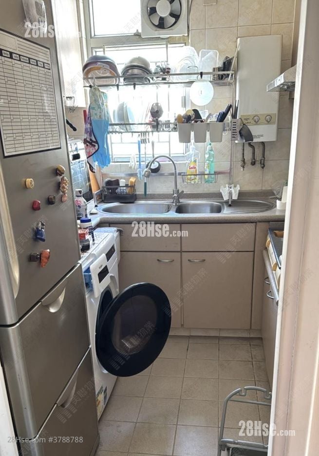 Yu Chui Court Sell 2 Bedrooms , 1 Bathroom 510 ft²