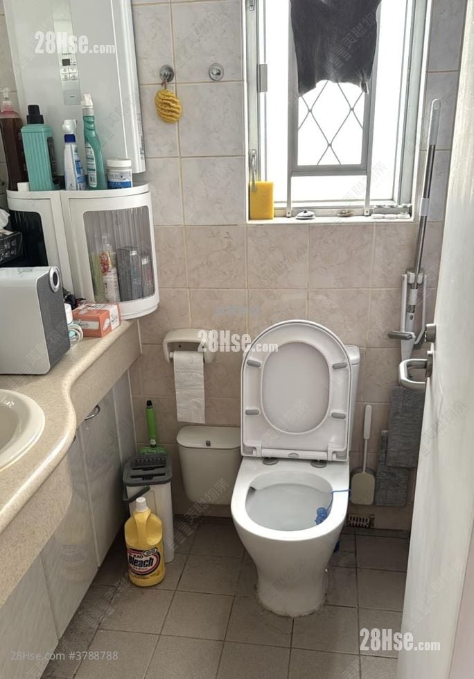 Yu Chui Court Sell 2 Bedrooms , 1 Bathroom 510 ft²