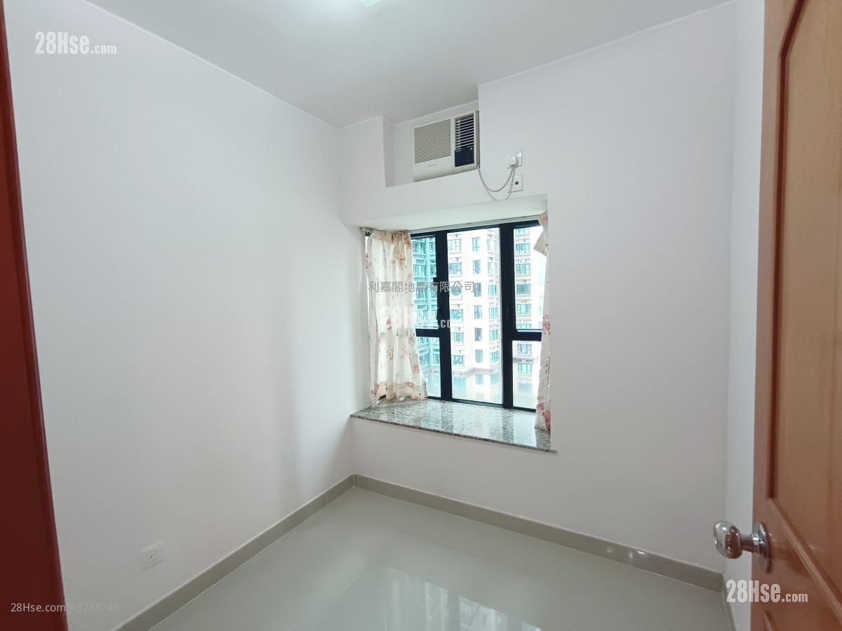 Nan Fung Plaza Rental 2 Bedrooms , 1 Bathroom 455 ft²