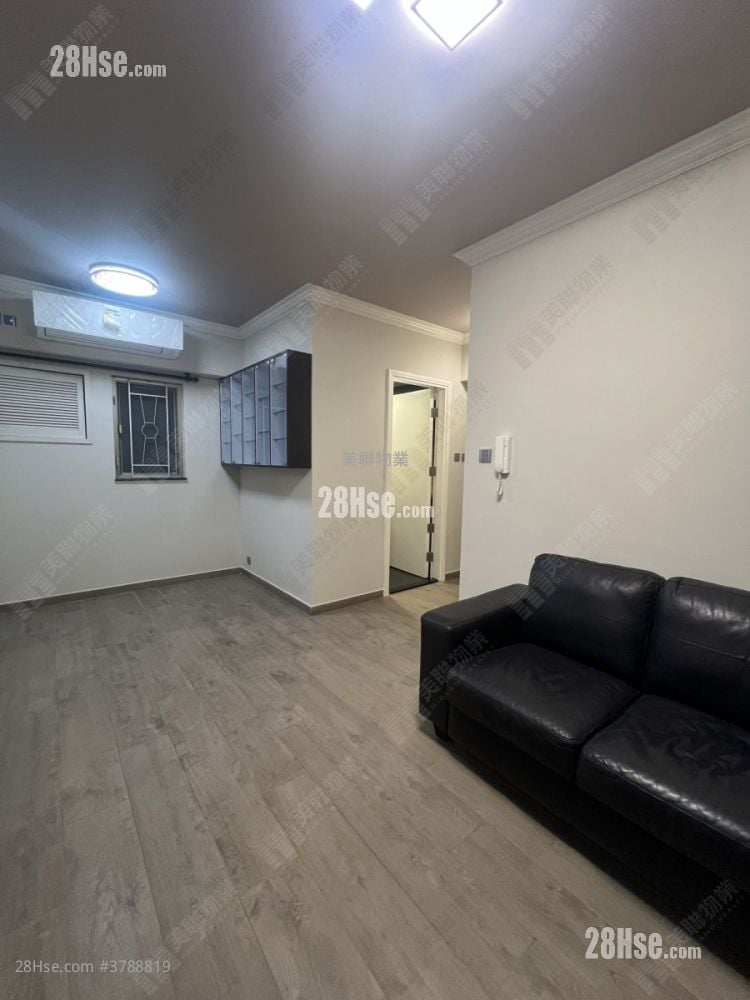 living room: Yoho Town Sell 3 Bedrooms , 1 Bathroom 516 ft²