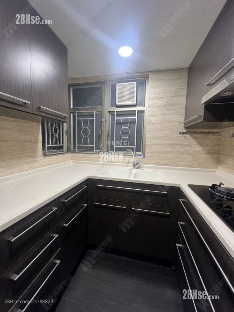 kitchen: Yoho Town Sell 3 Bedrooms , 1 Bathroom 516 ft²