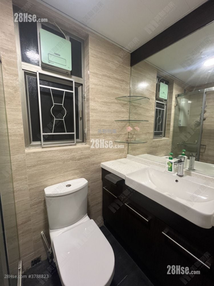 bathroom: Yoho Town Sell 3 Bedrooms , 1 Bathroom 516 ft²
