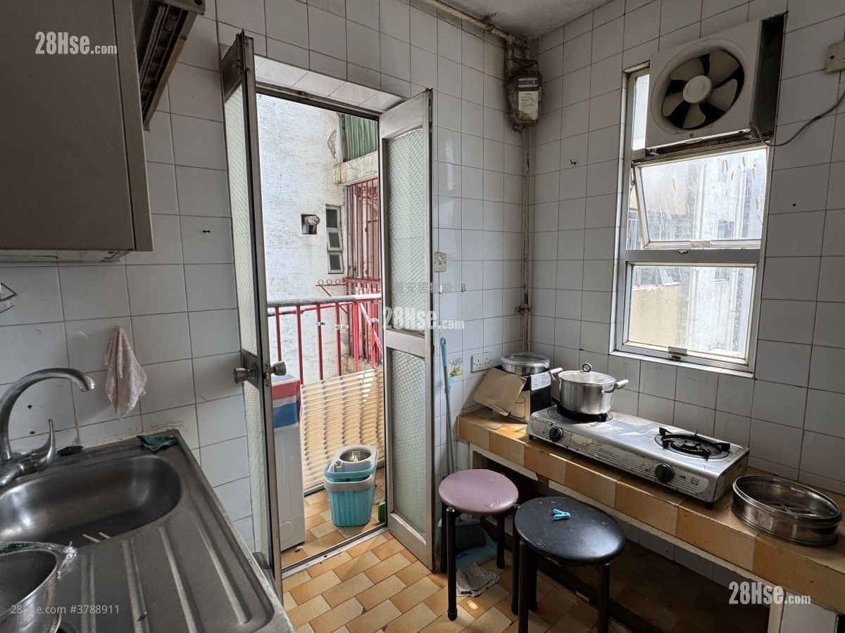 Siu Shan Court Sell 2 Bedrooms , 1 Bathroom 546 ft²