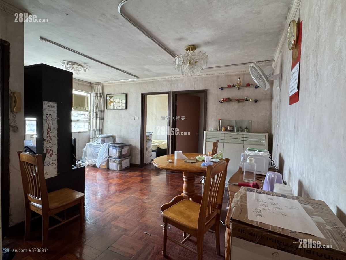 Siu Shan Court Sell 2 Bedrooms , 1 Bathroom 546 ft²