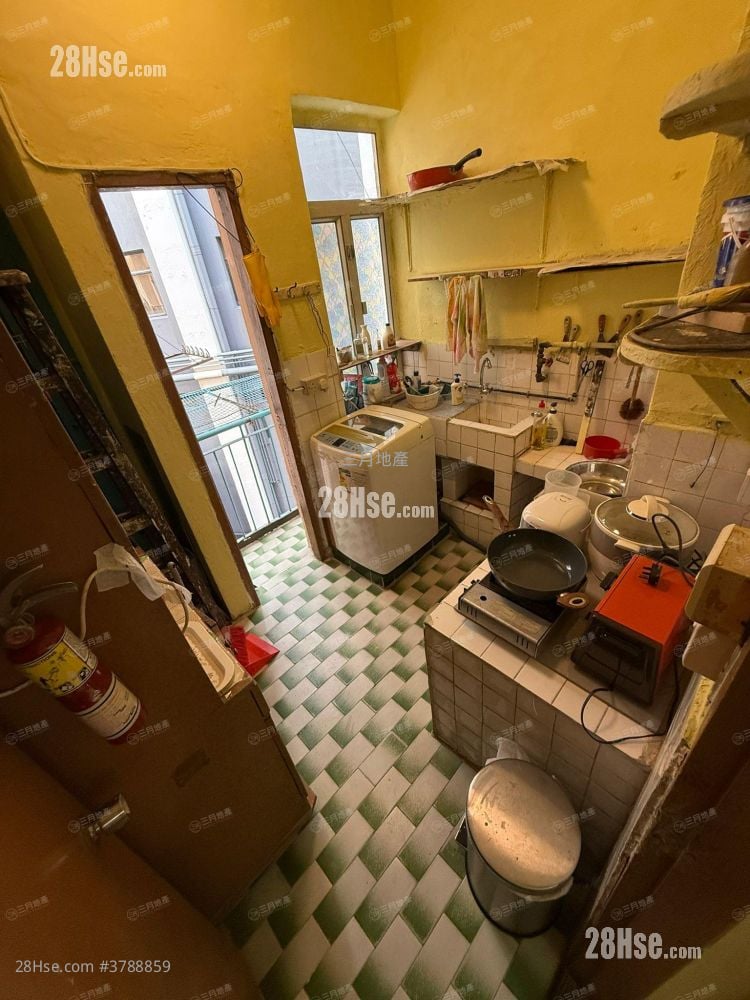 127 Prince Edward Road West Sell 4 Bedrooms 633 ft²