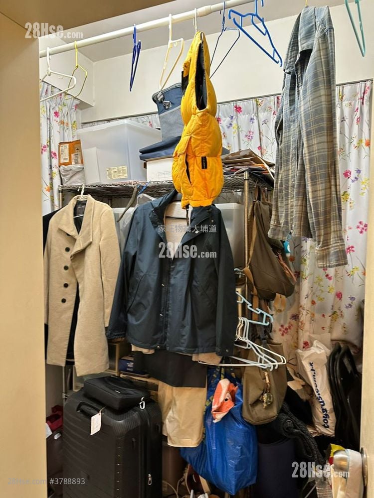 Tung Shing Court Sell 2 Bedrooms , 1 Bathroom 268 ft²