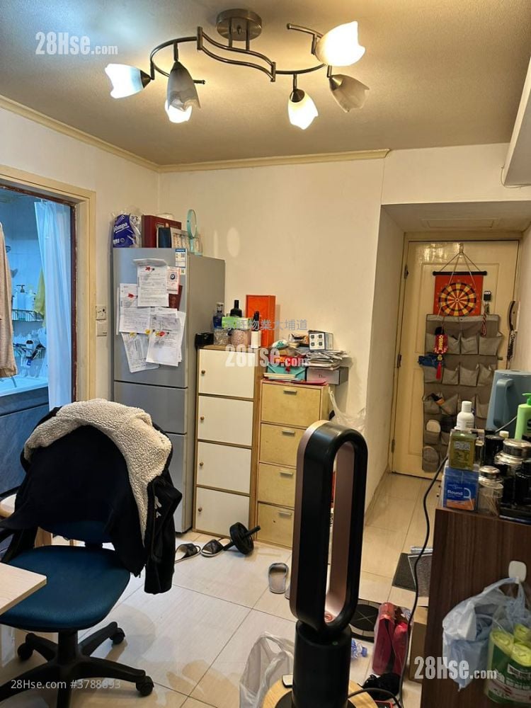 Tung Shing Court Sell 2 Bedrooms , 1 Bathroom 268 ft²