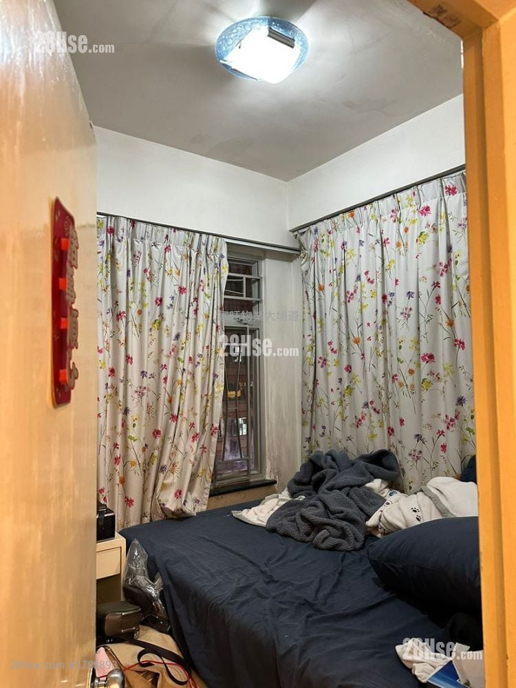 Tung Shing Court Sell 2 Bedrooms , 1 Bathroom 268 ft²