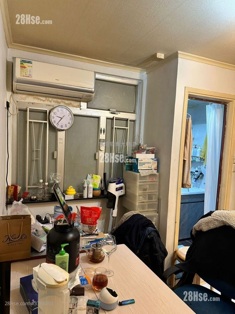 Tung Shing Court Sell 2 Bedrooms , 1 Bathroom 268 ft²