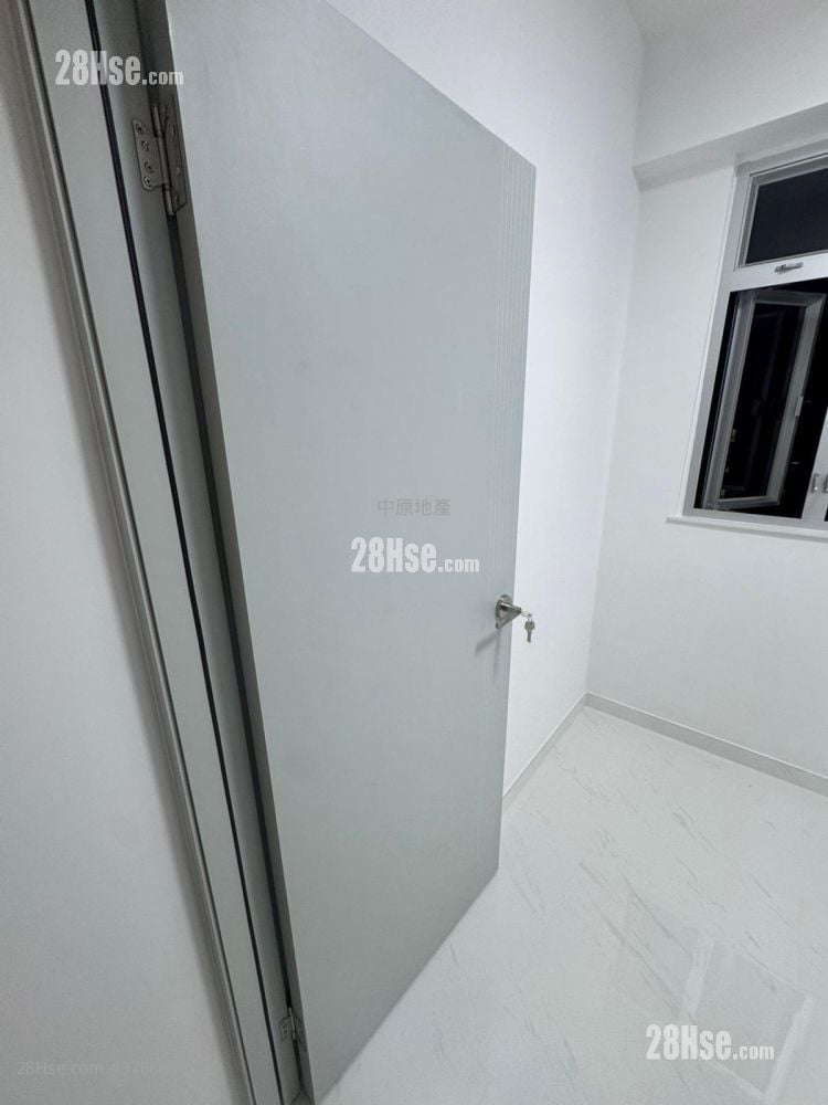 Hip Tak Building Sell 2 Bedrooms , 1 Bathroom 499 ft²