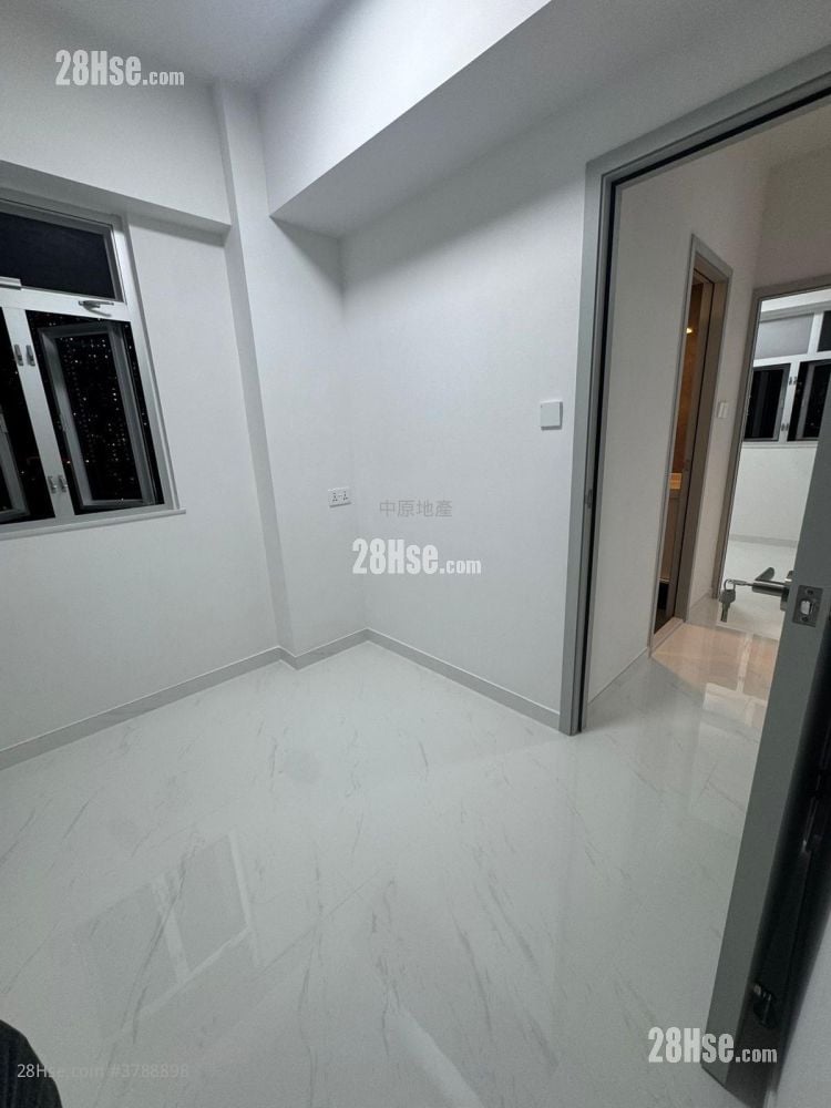 Hip Tak Building Sell 2 Bedrooms , 1 Bathroom 499 ft²