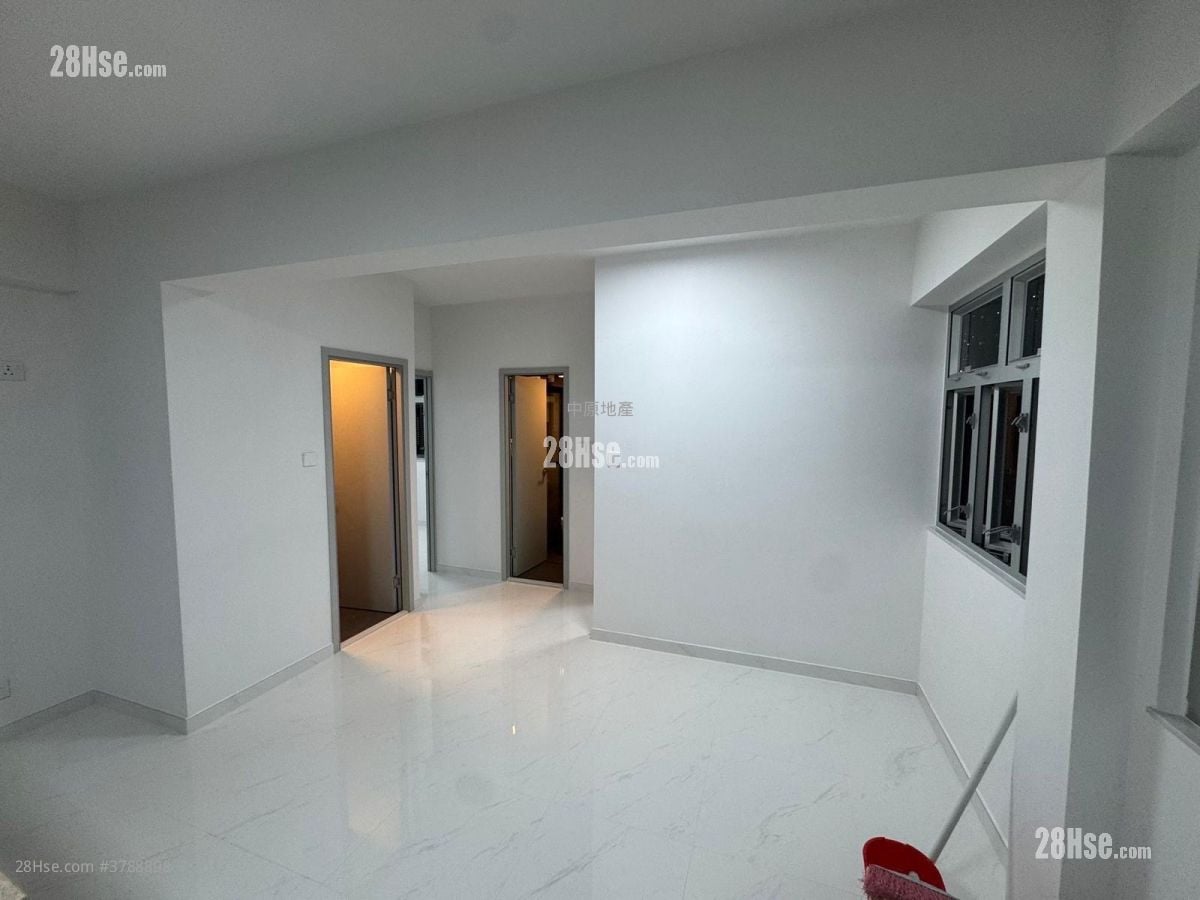 Hip Tak Building Sell 2 Bedrooms , 1 Bathroom 499 ft²