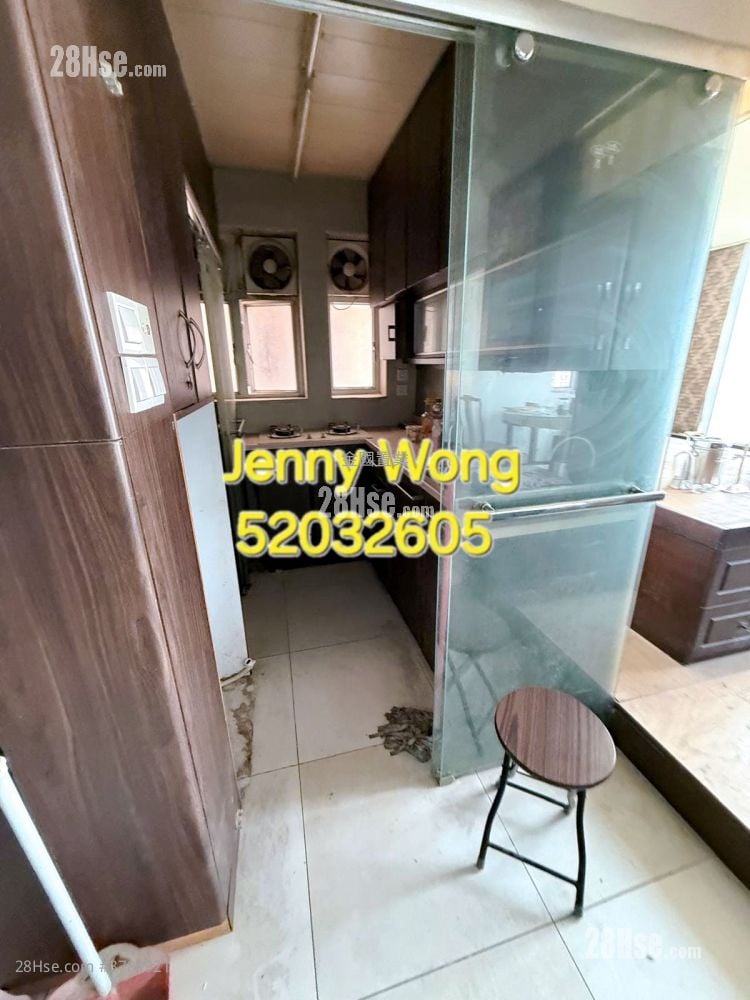 Man Wai Building Sell 3 Bedrooms , 1 Bathroom 745 ft²