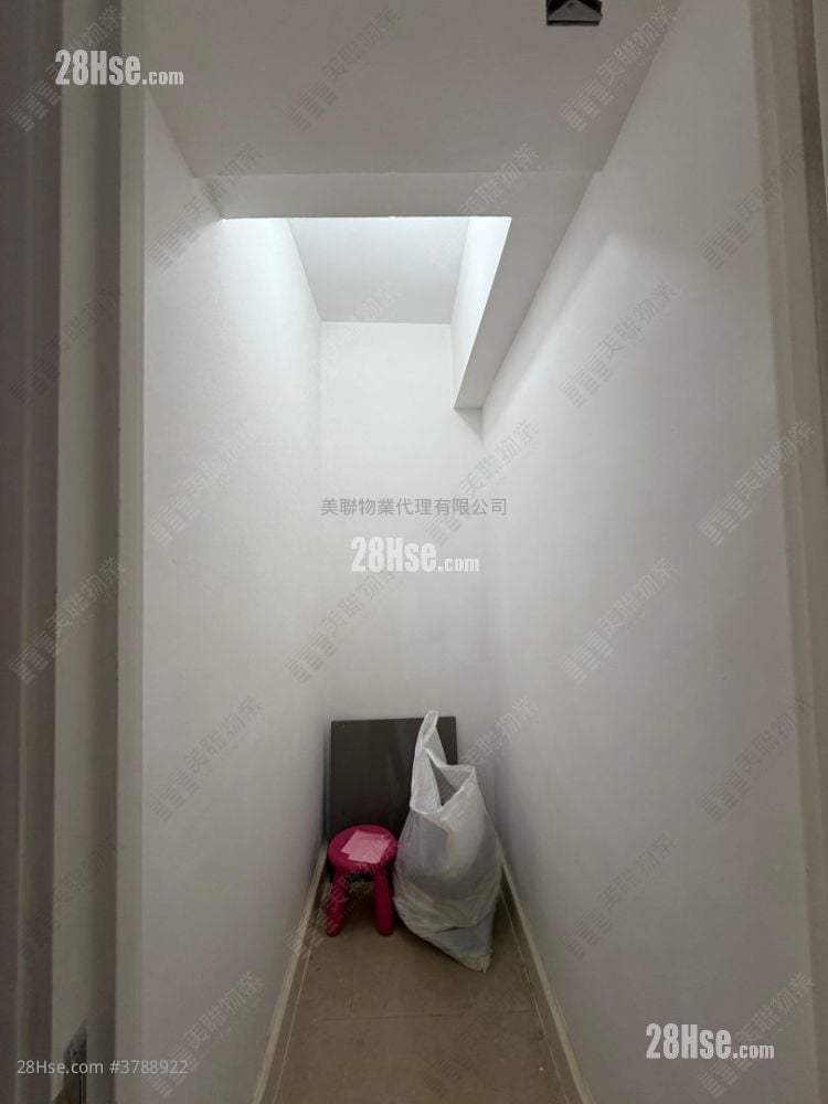 The Capitol Sell 3 Bedrooms , 2 Bathrooms 704 ft²