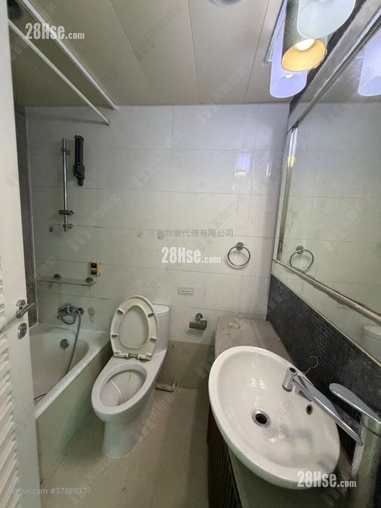 The Capitol Sell 3 Bedrooms , 2 Bathrooms 715 ft²