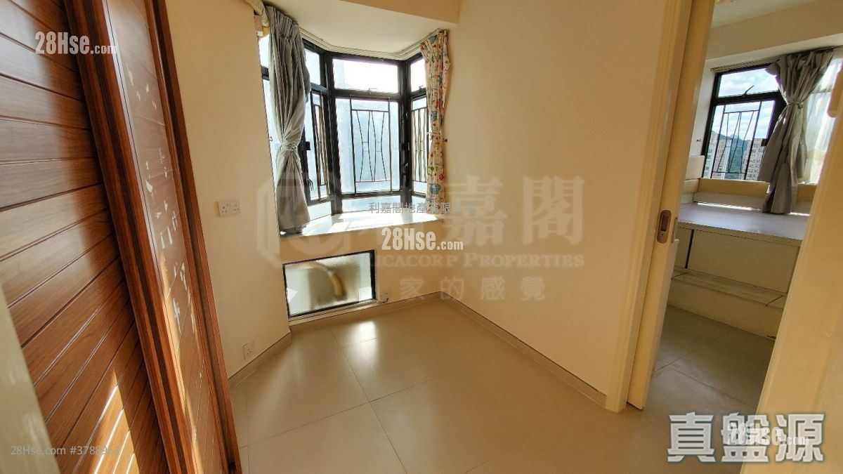 Kornhill Sell 3 Bedrooms , 1 Bathroom 594 ft²