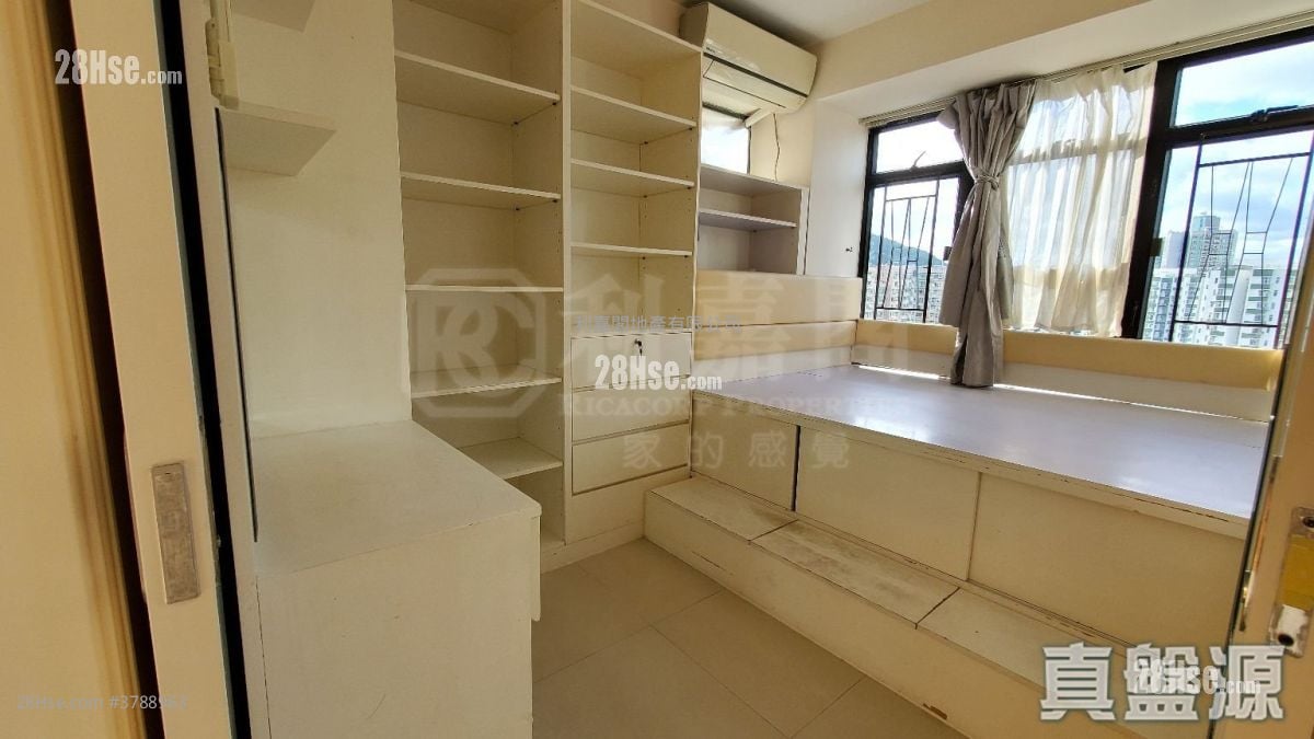 Kornhill Sell 3 Bedrooms , 1 Bathroom 594 ft²
